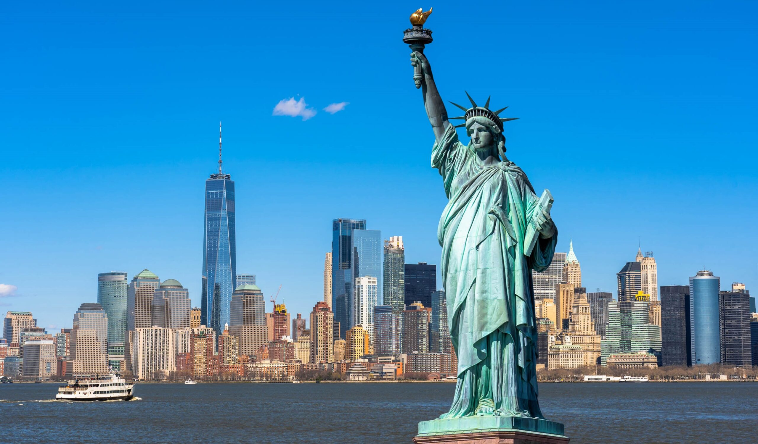 Die fast 100 Meter hohe Freiheitsstatue in New York war ein Geschenk des französischen Volkes an die Vereinigten Staaten Die fast 100 Meter hohe Freiheitsstatue in New York war ein Geschenk des französischen Volkes an die Vereinigten Staaten